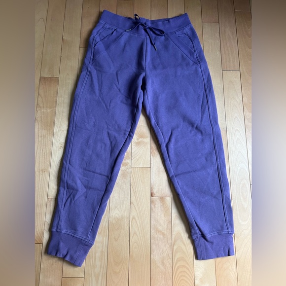 Pair of sweatpants from Lolë ( forest green and dark purple) size small - Picture 3 of 3